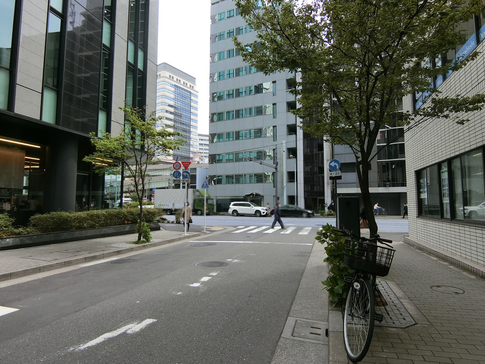 三忠堂ビル前面の通り