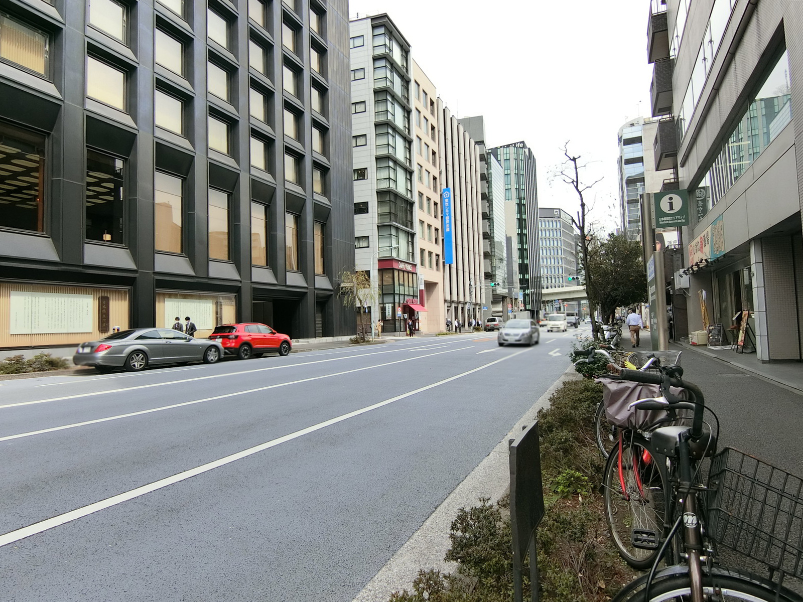 日本橋末廣ビル前面の通り