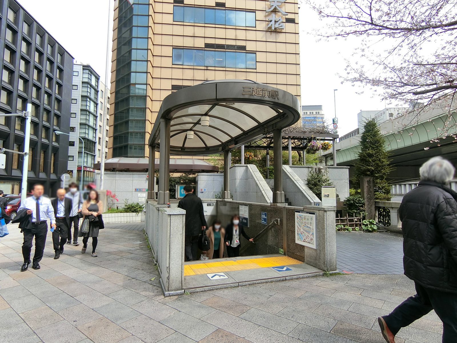 最寄りの「三越前駅」