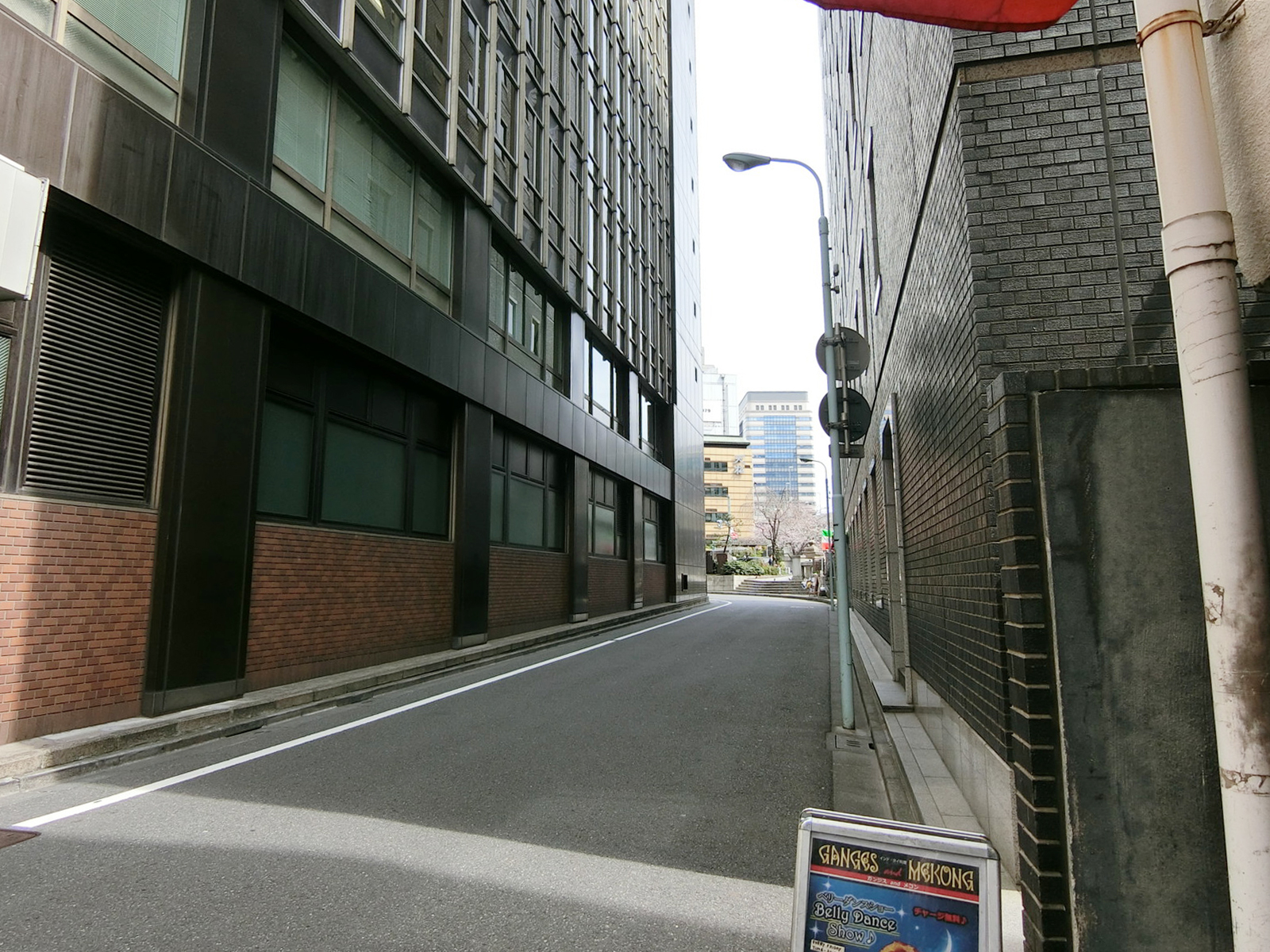 日本橋ビル前面の通り