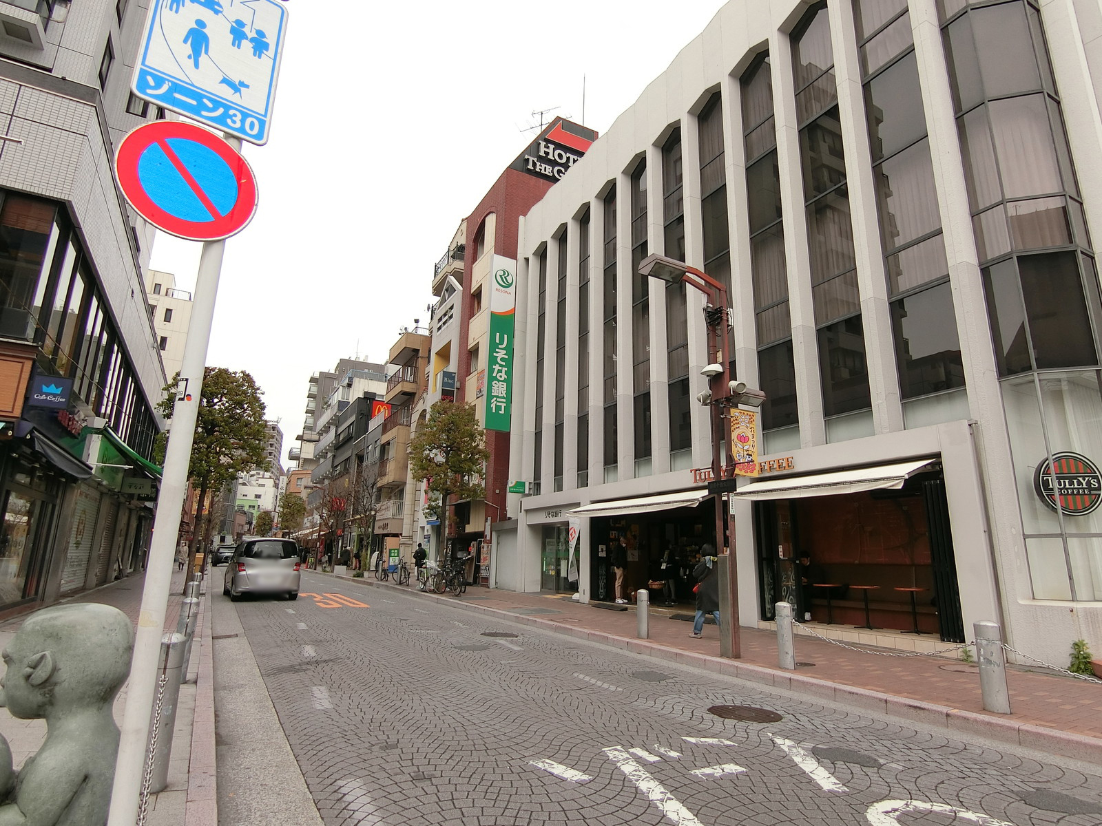 近くの麻布十番商店街