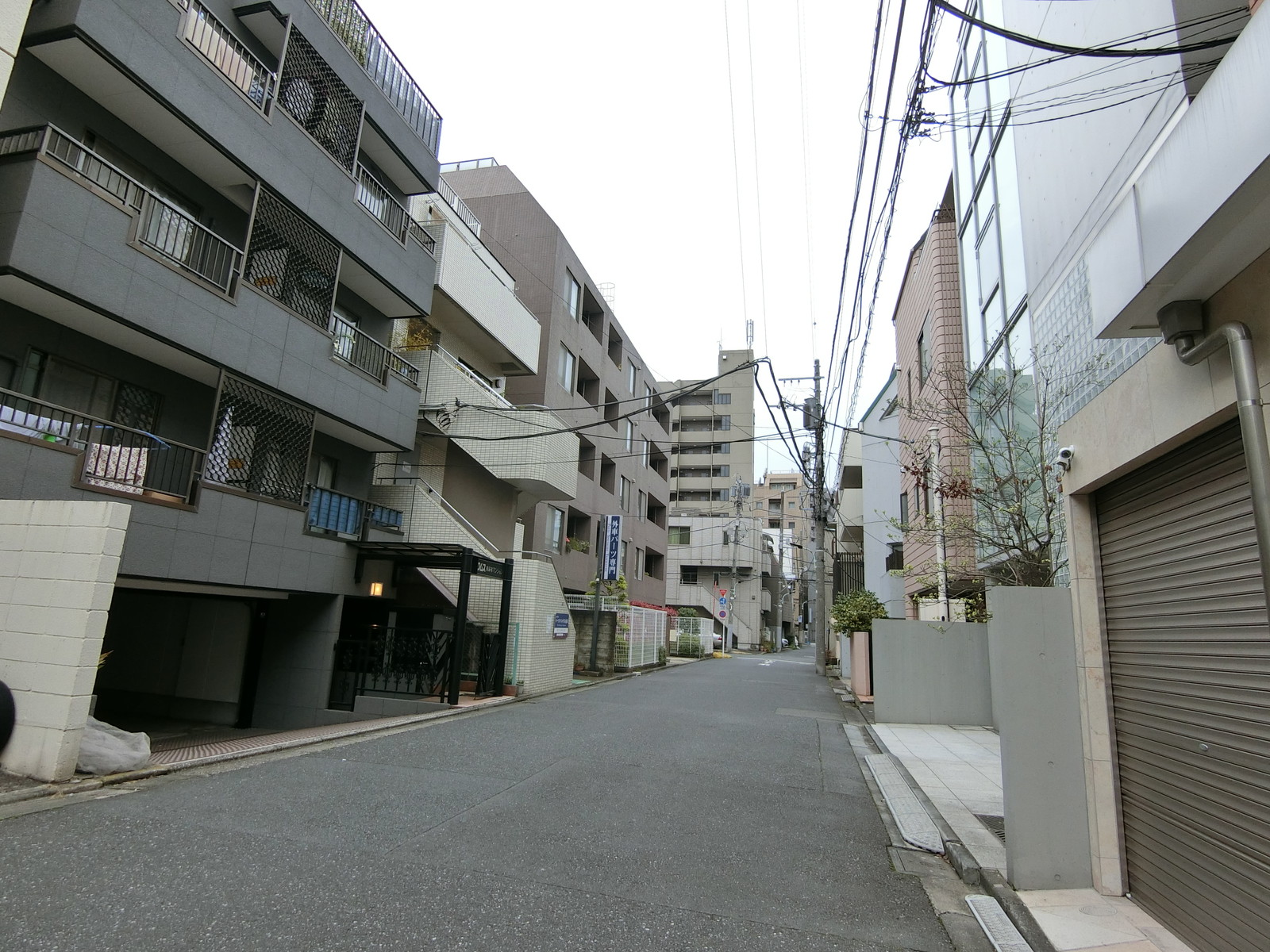 サンエイビル前面の通り