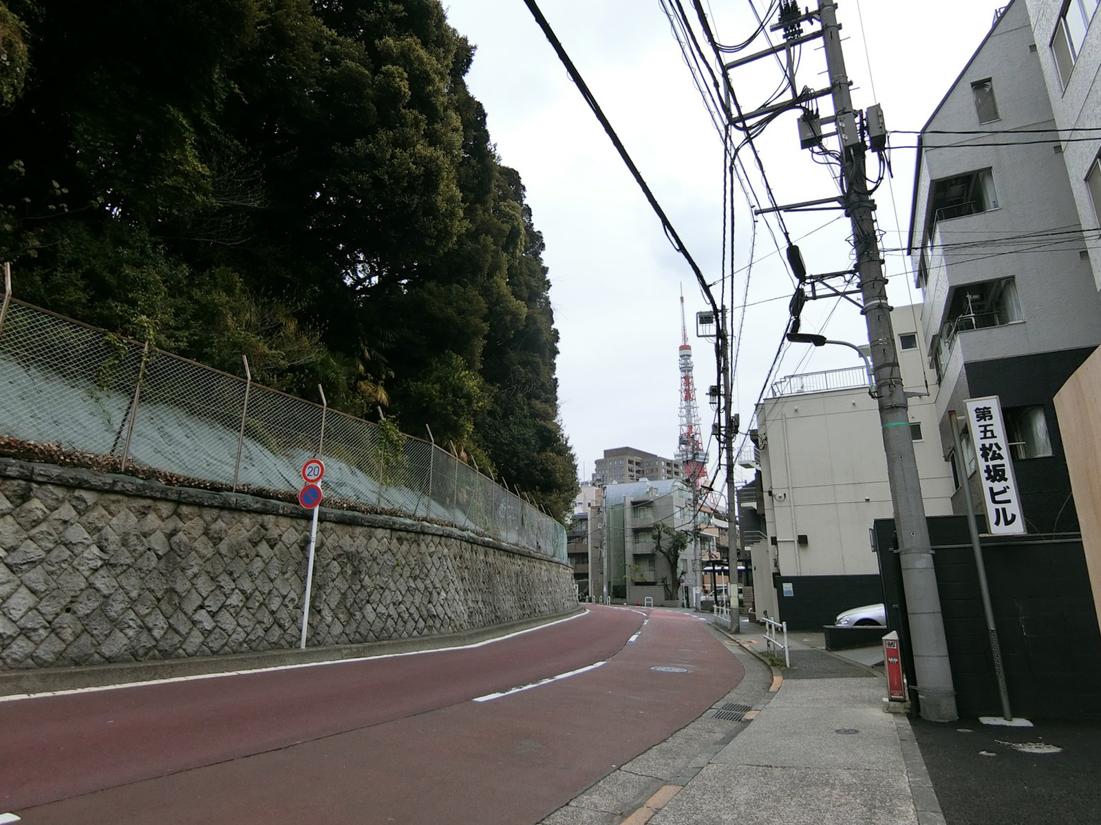 第5松坂ビル前面の通り
