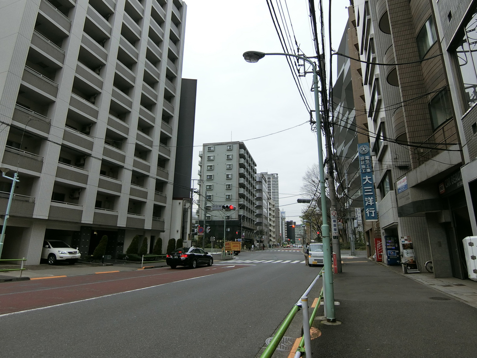 WATANABEビル前面の通り