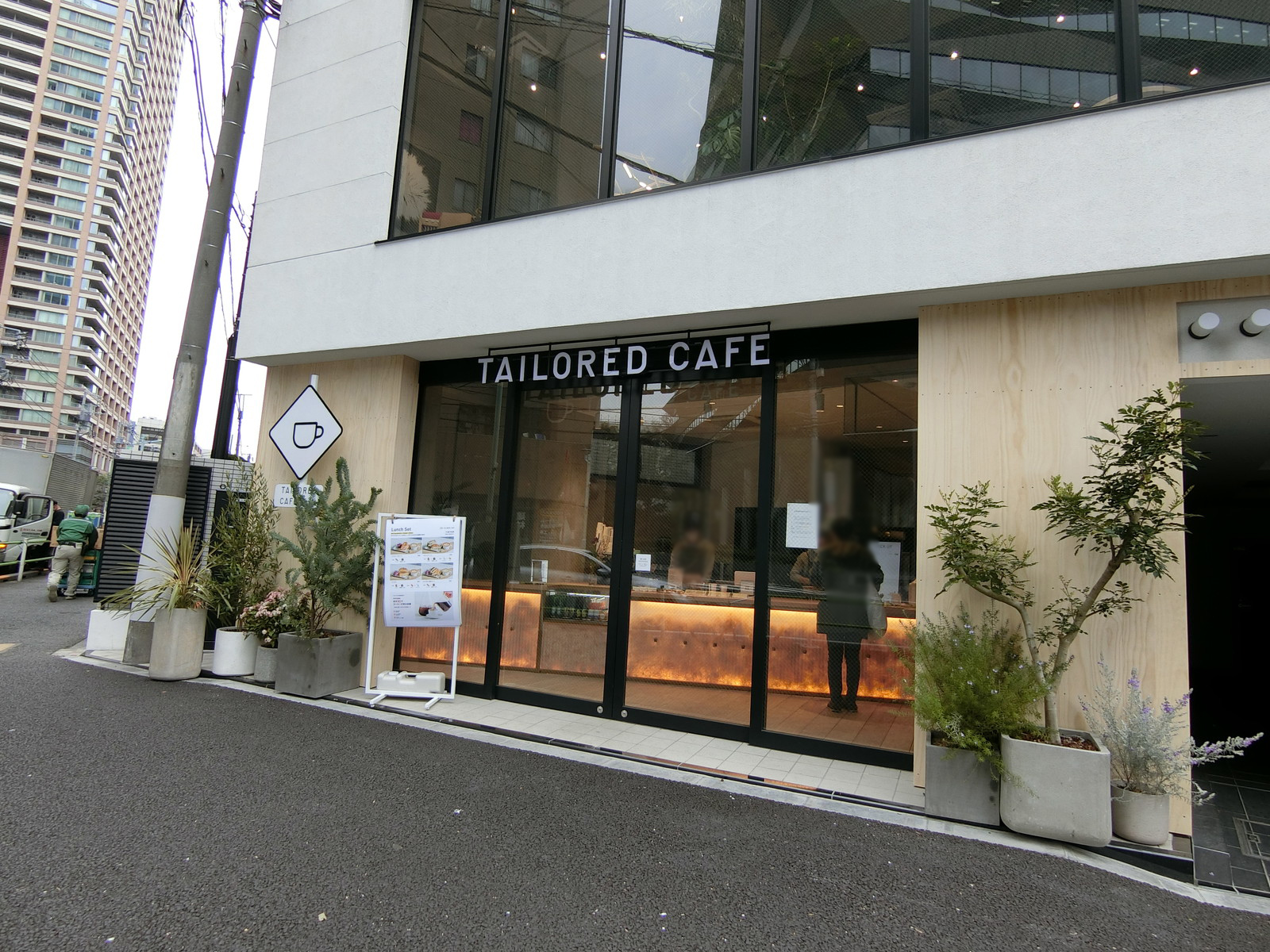 向かいのカフェ