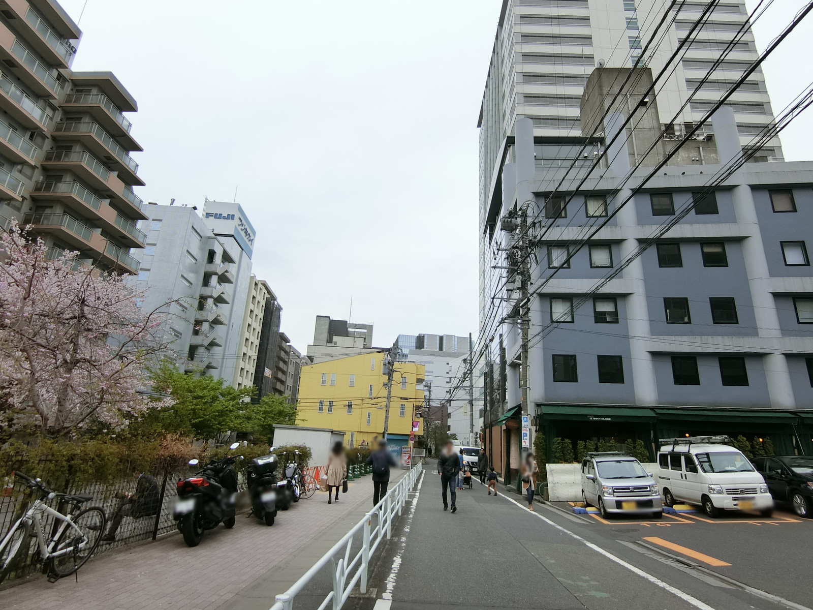 オフィスビル前面の通り