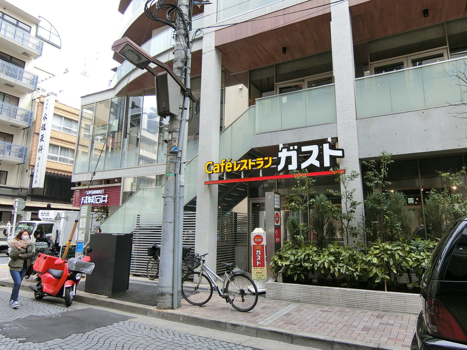近くのカフェレストランガスト