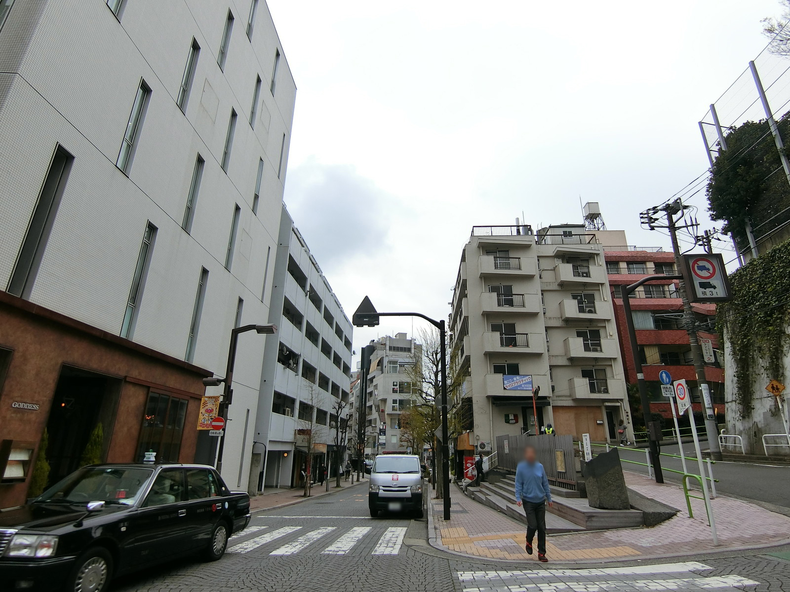 十番董友ビル前面の通り