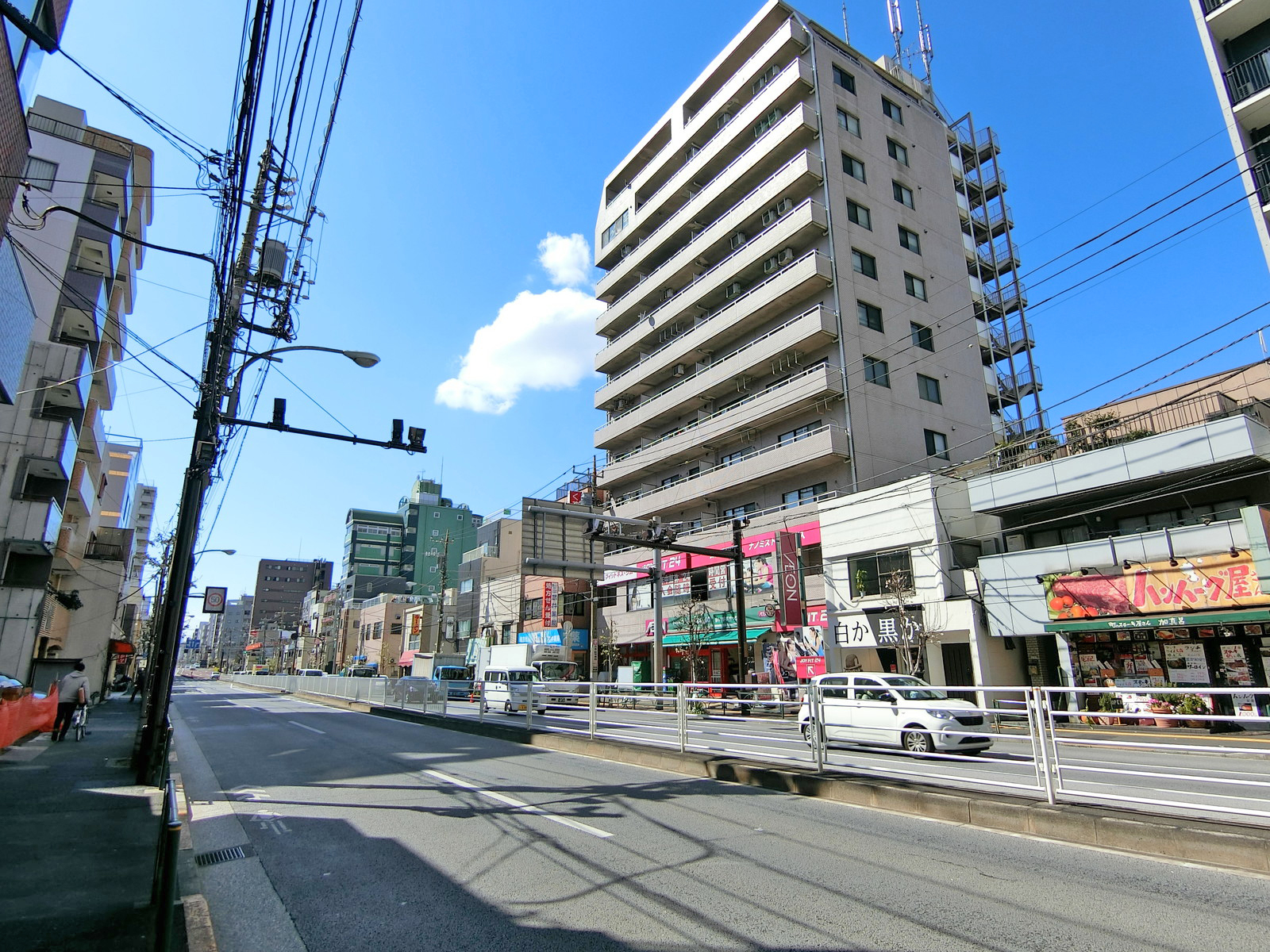 蔵前橋通り沿いに立地