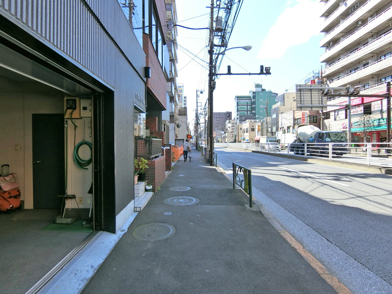オフィス前面の通り