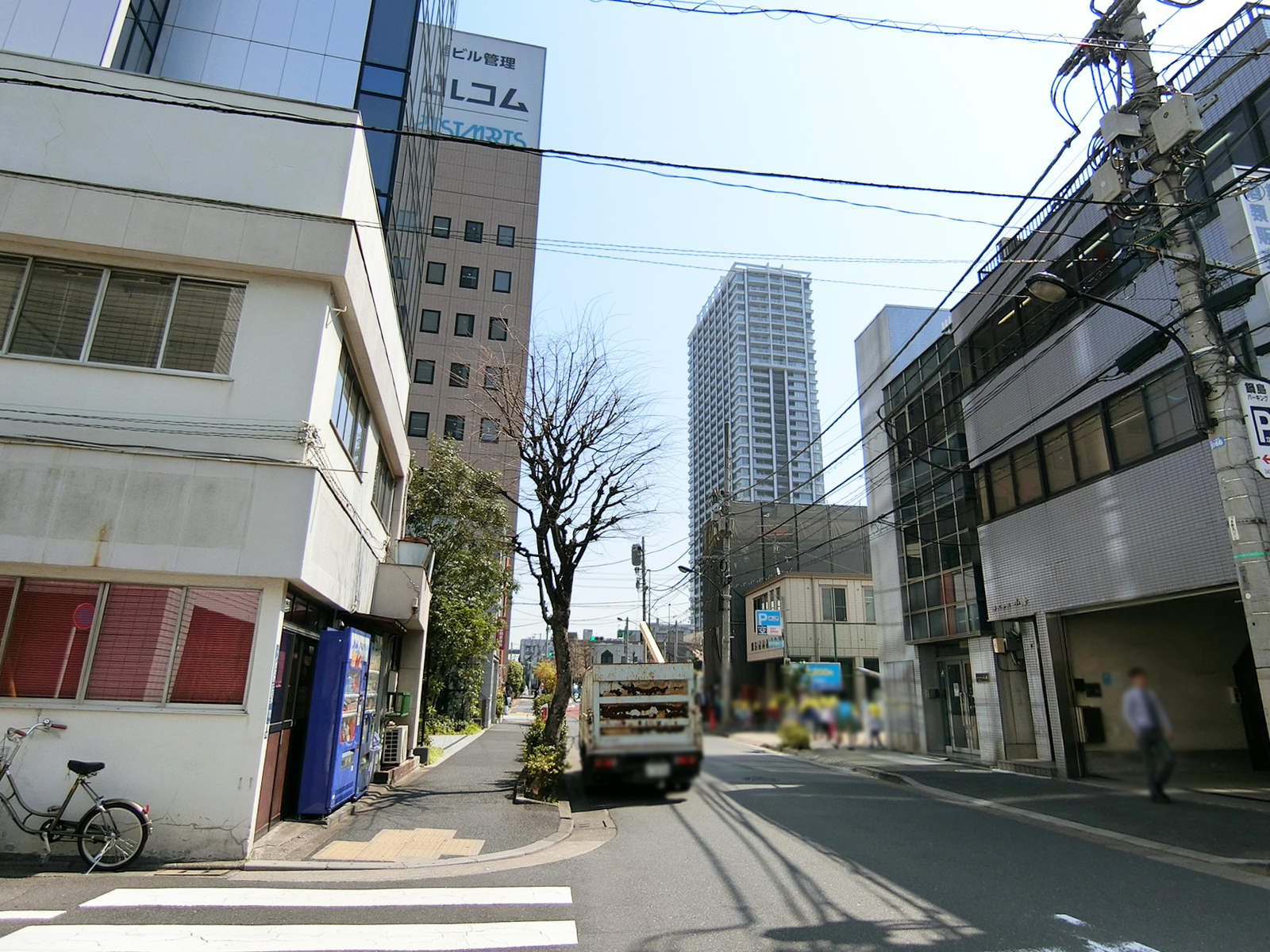 オフィスビル前面の通り