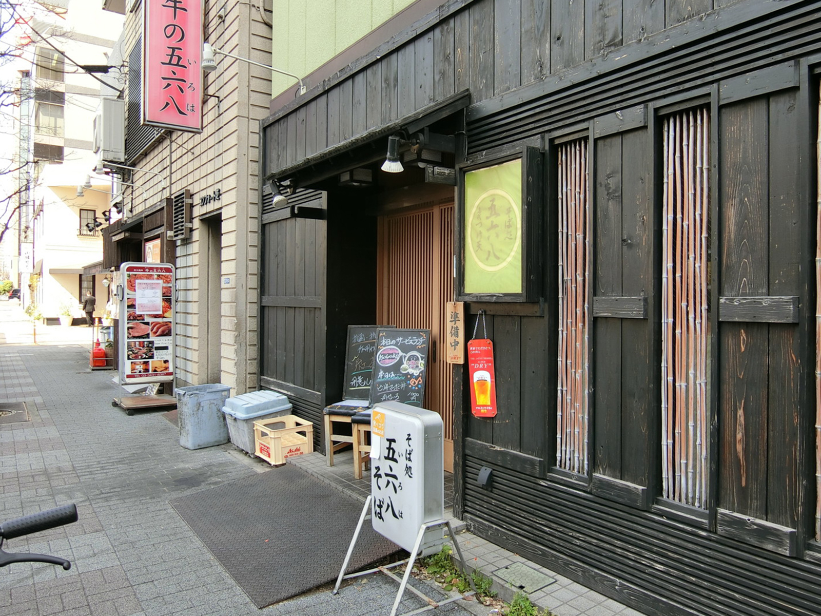 周辺には飲食店が複数あり