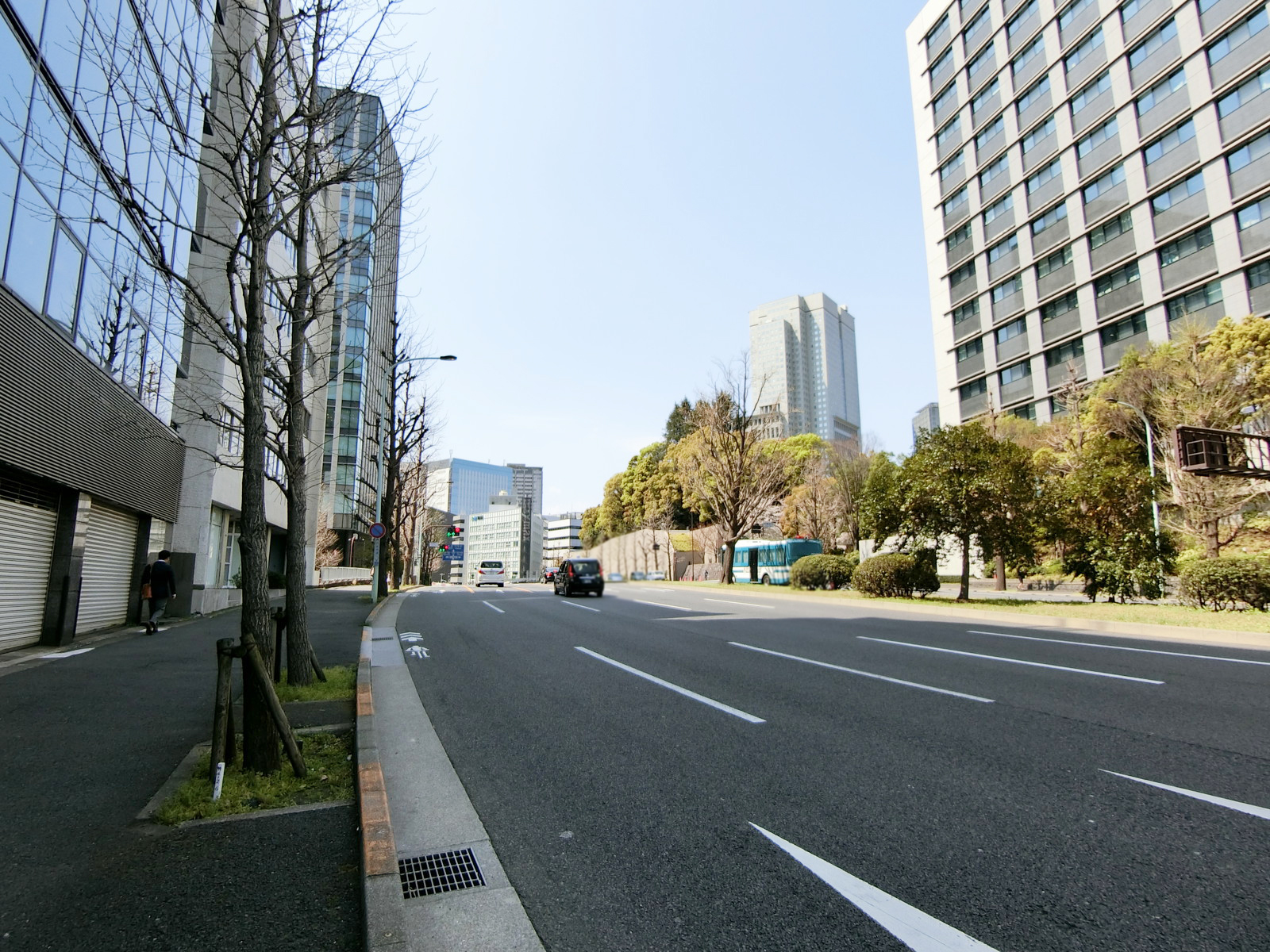 霞ヶ関MHタワーズ前面の六本木通り