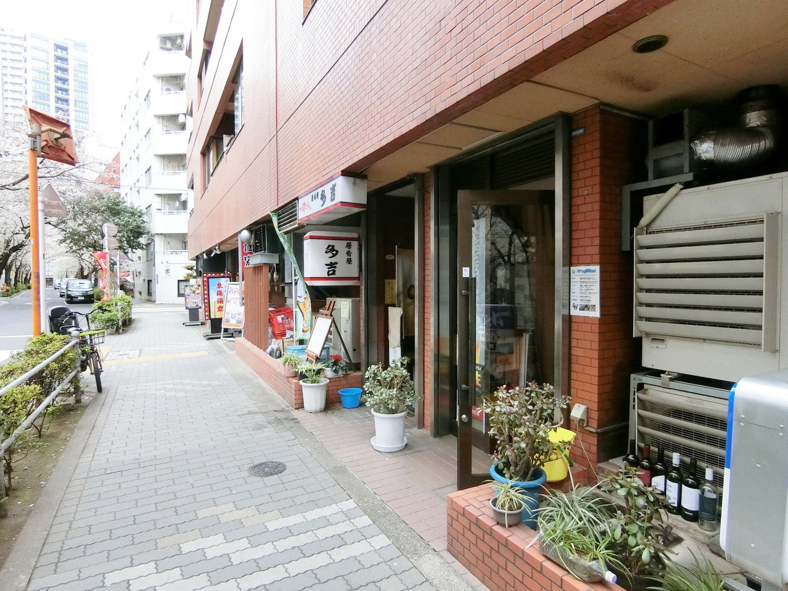 周辺には飲食店が複数あり