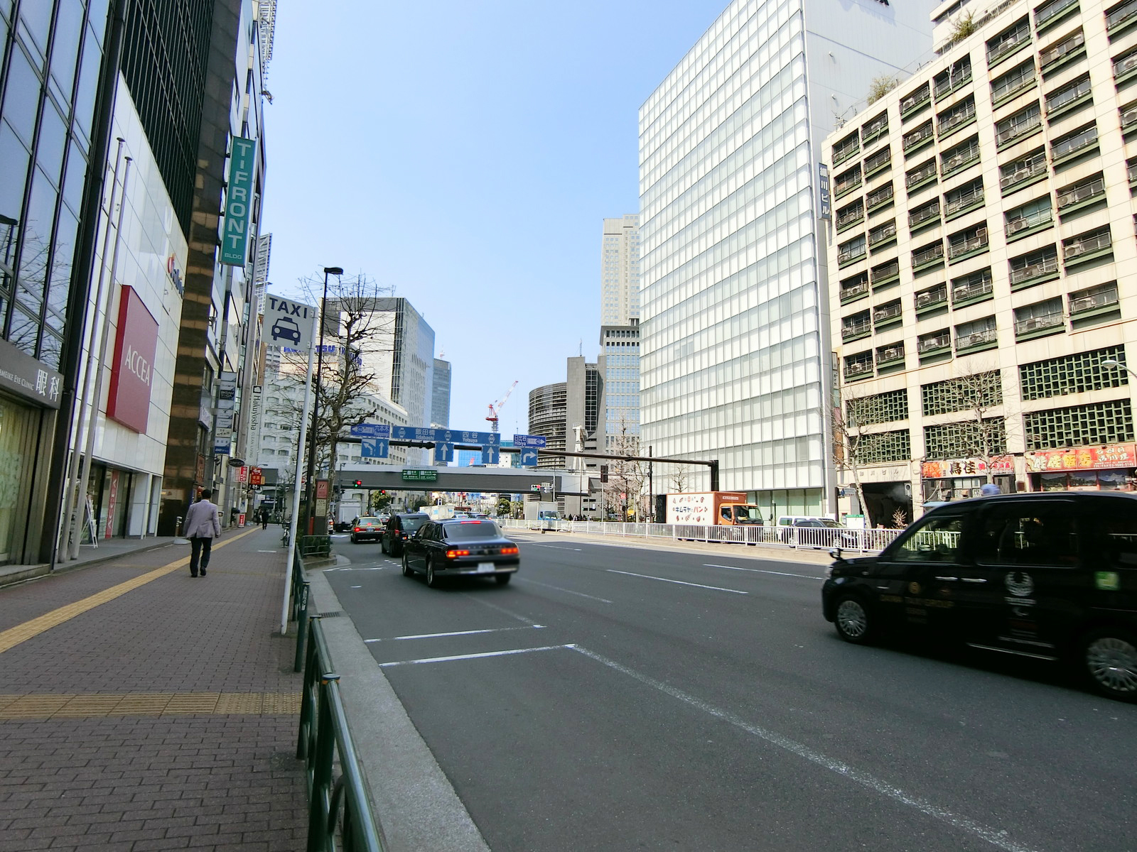 赤坂アビタシオンビル前面の外堀通り
