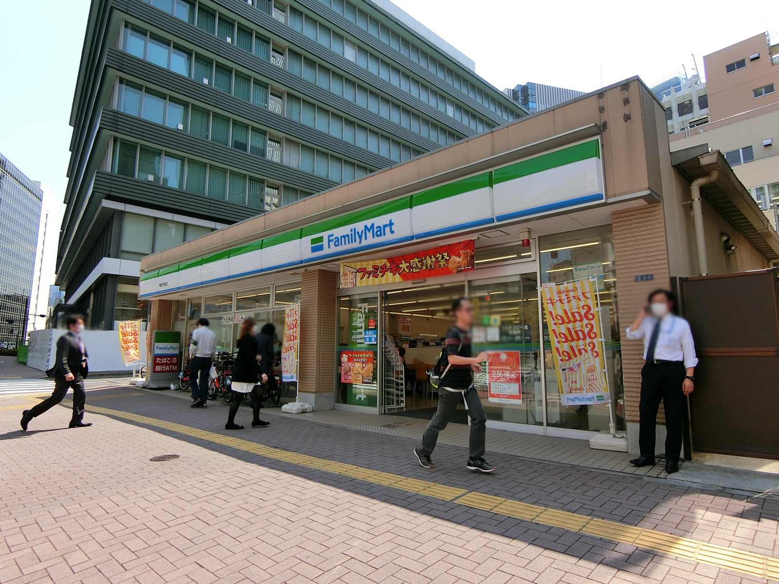 徒歩1階のファミリーマート