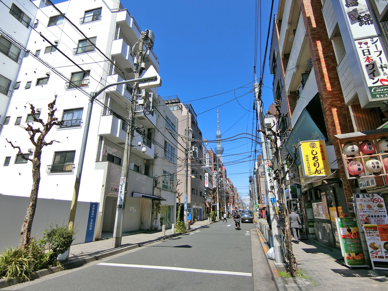 周辺はオフィスや店舗が多いエリア