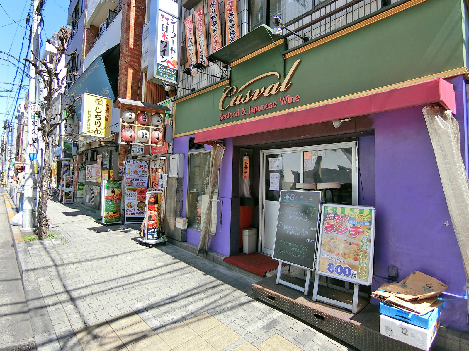 付近には飲食店が充実