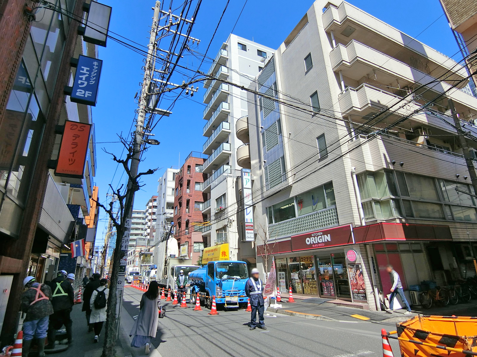 周辺はオフィスや店舗が多いエリア