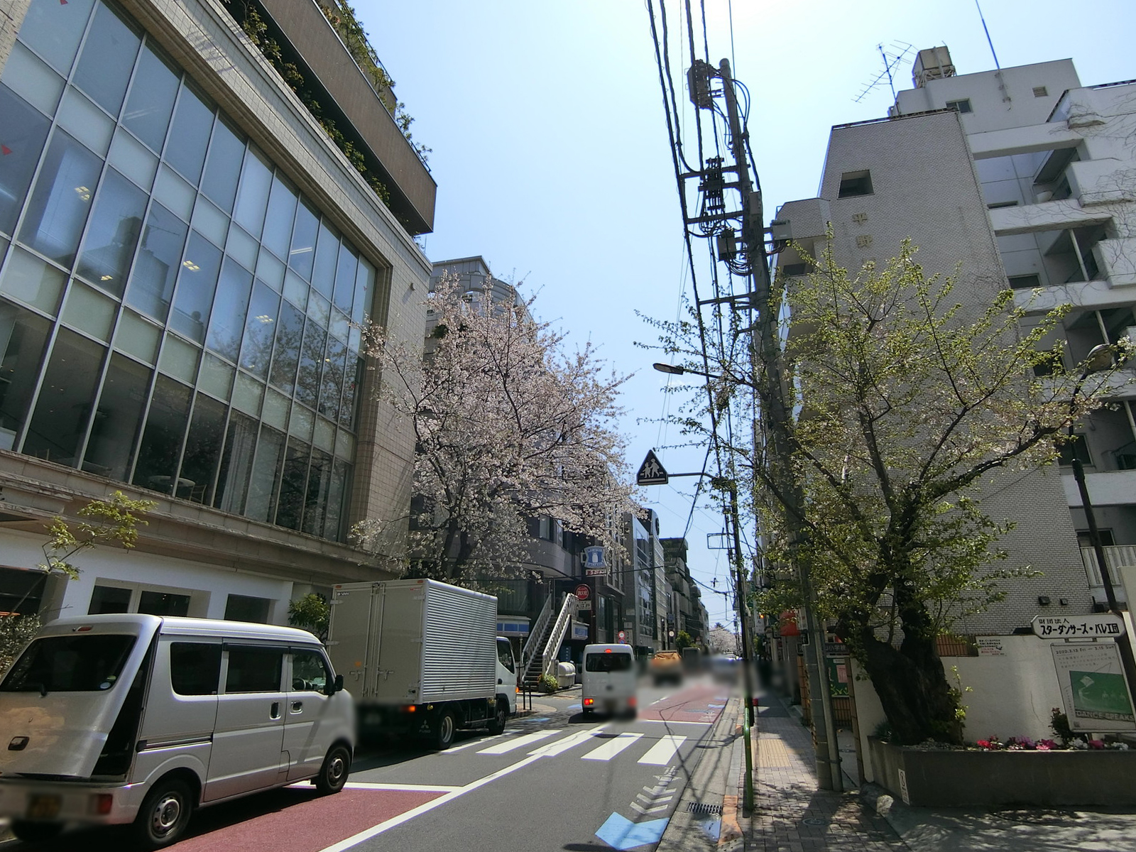 サザンキャッスルビル前面の通り