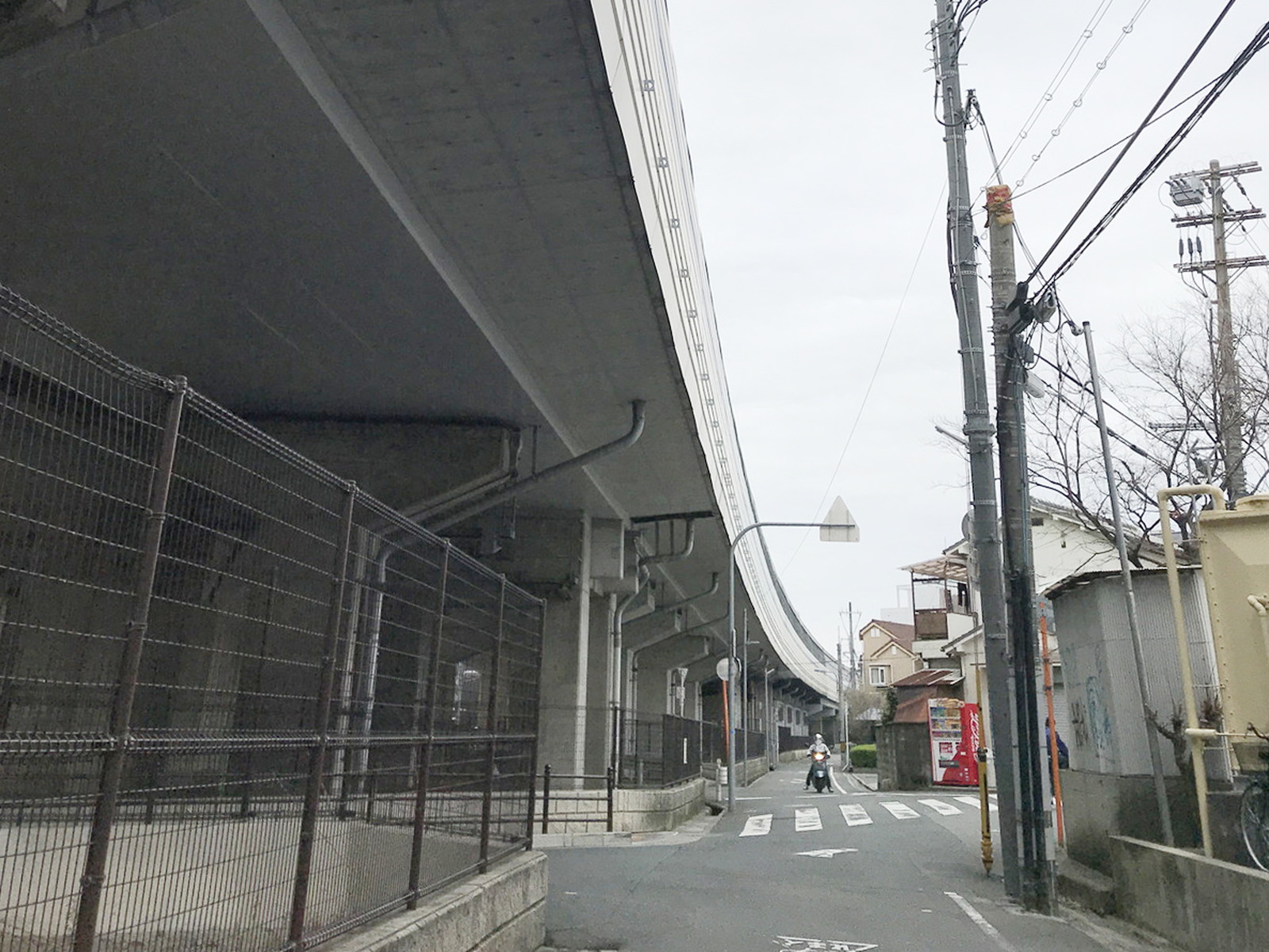 オフィスビル前面の通り