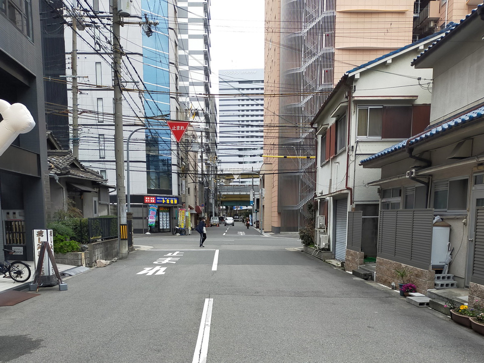 オフィスビル前面の通り