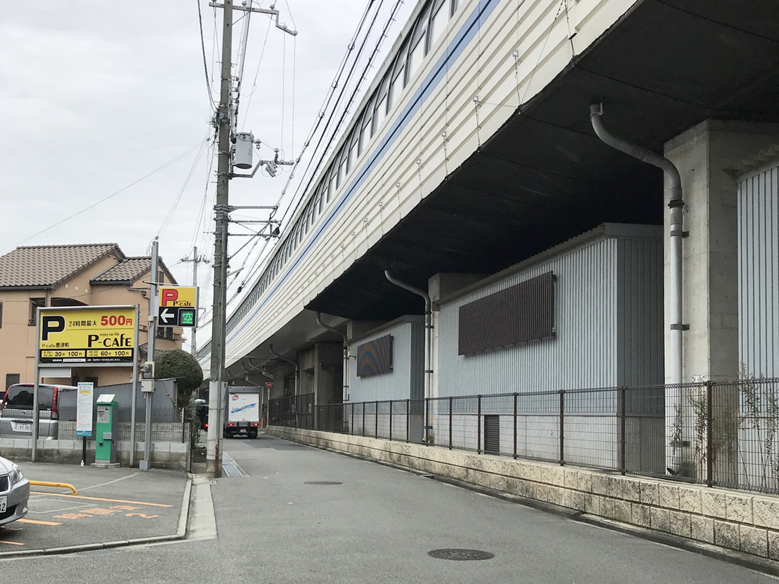 オフィスビル前面の通り
