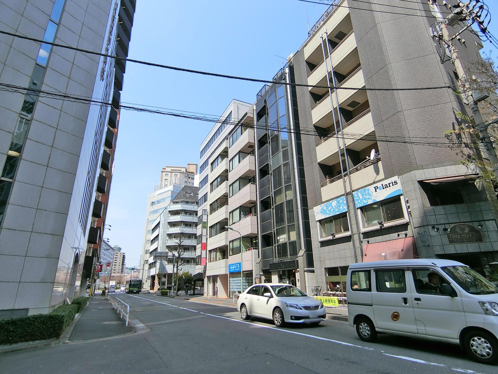 周辺はオフィスや店舗が多いエリア