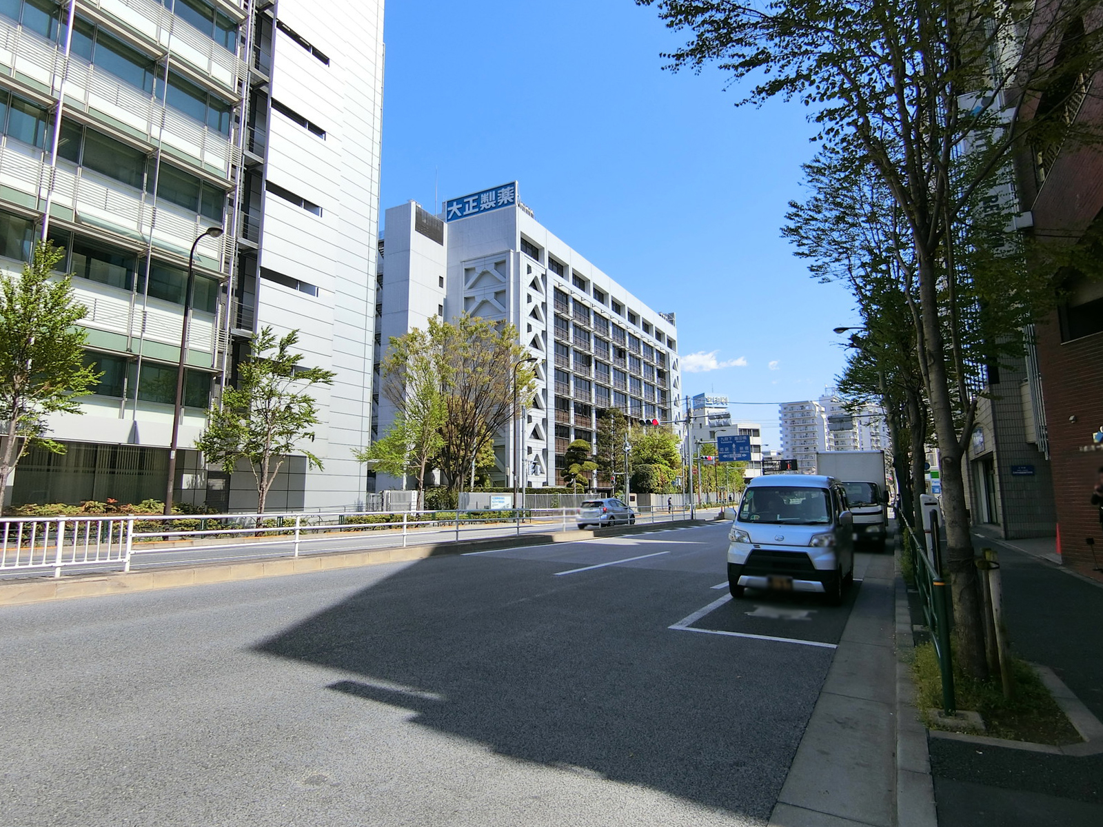 前面の新目白通り