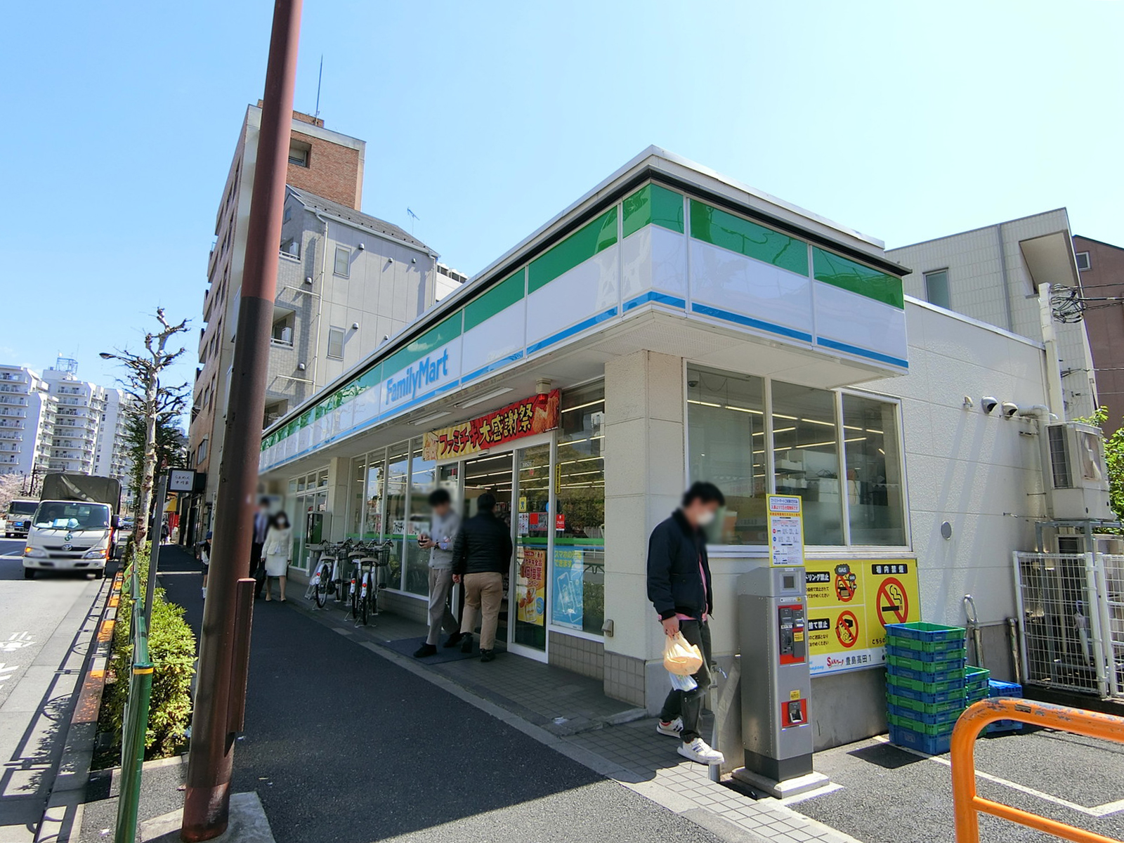 徒歩1分のファミリーマート