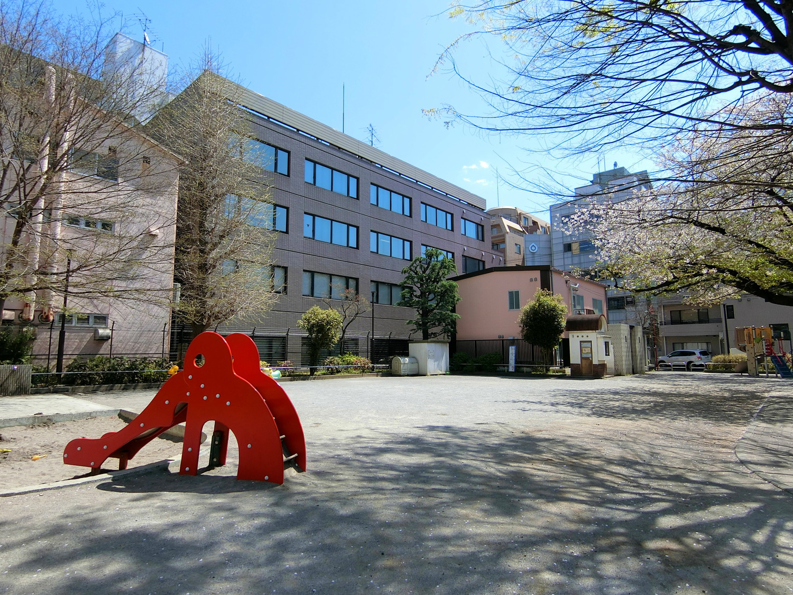 徒歩2分の豊島区立高田第三公園