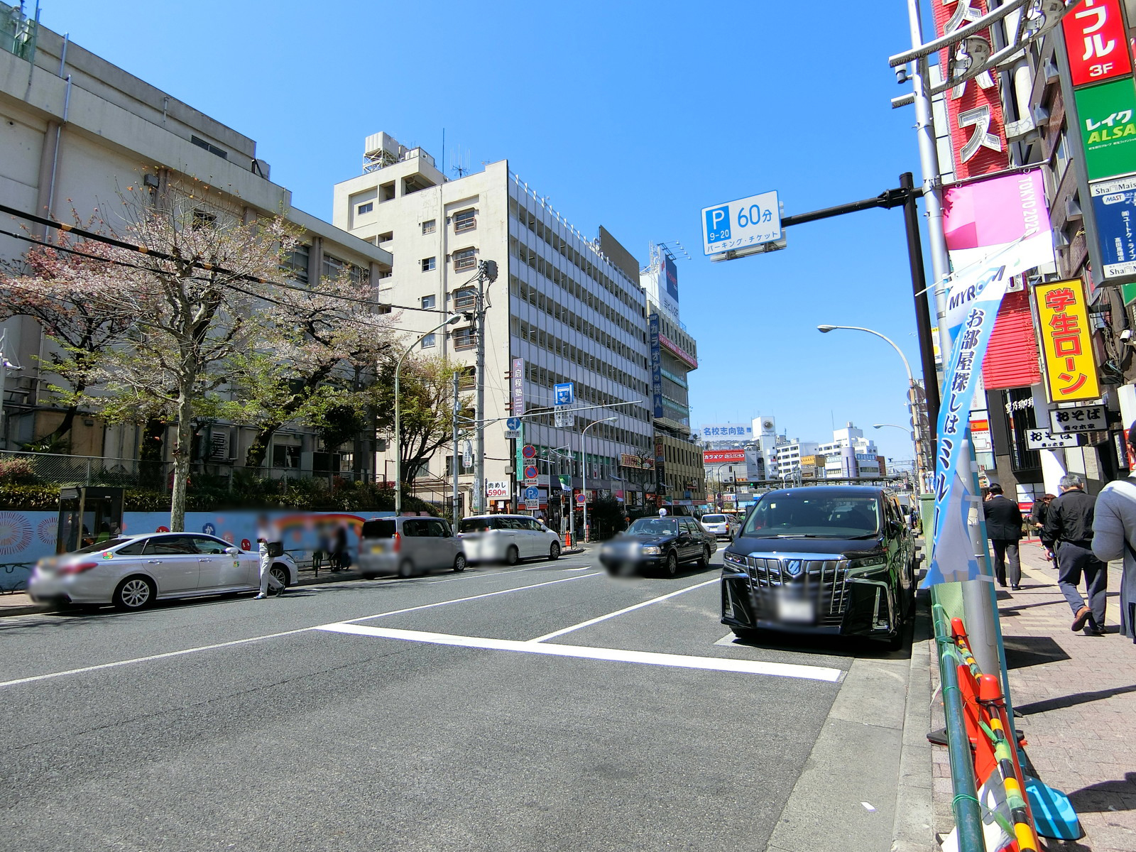アティレビル前面の早稲田通り