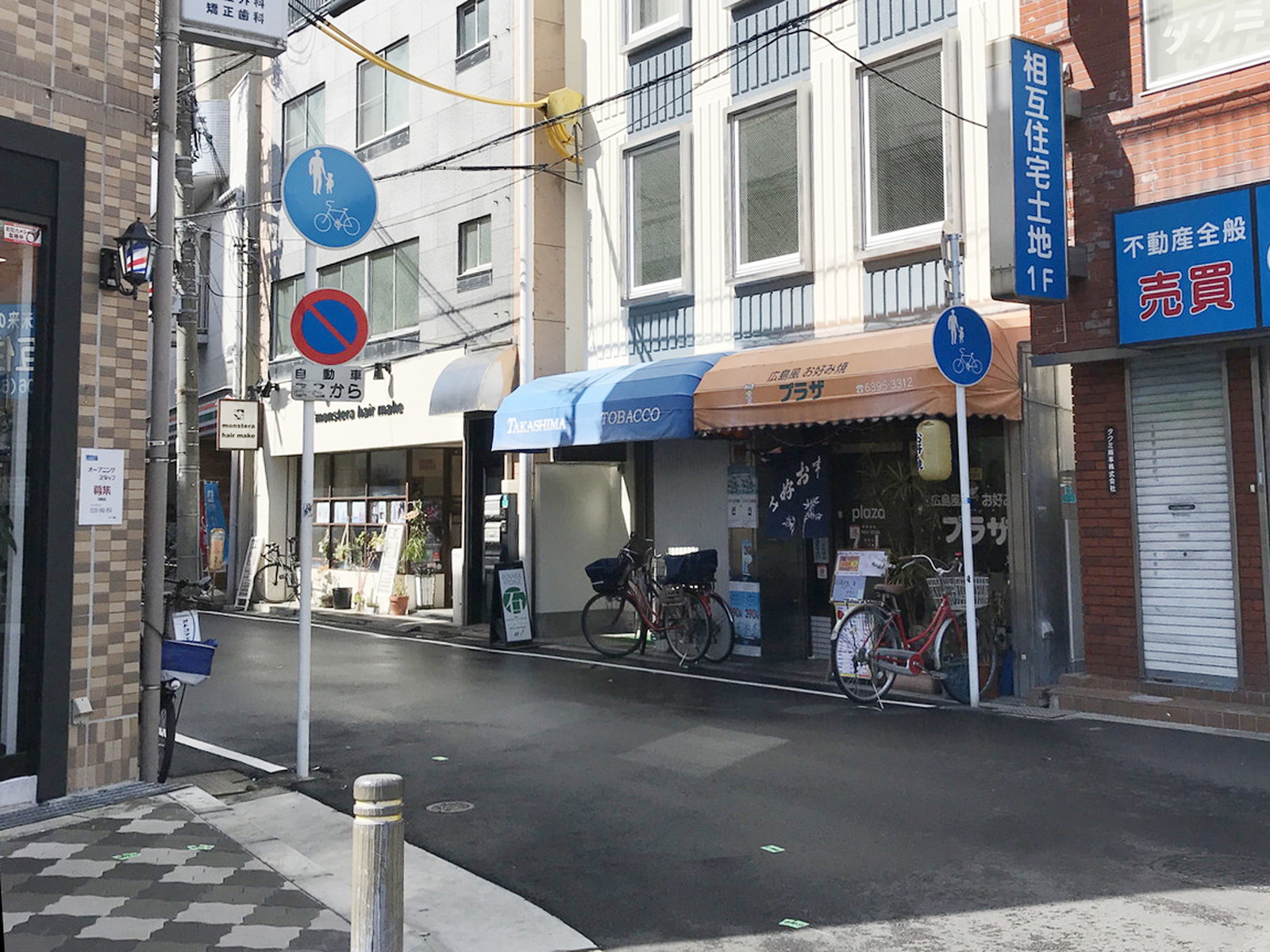 オフィスビル前面の通り