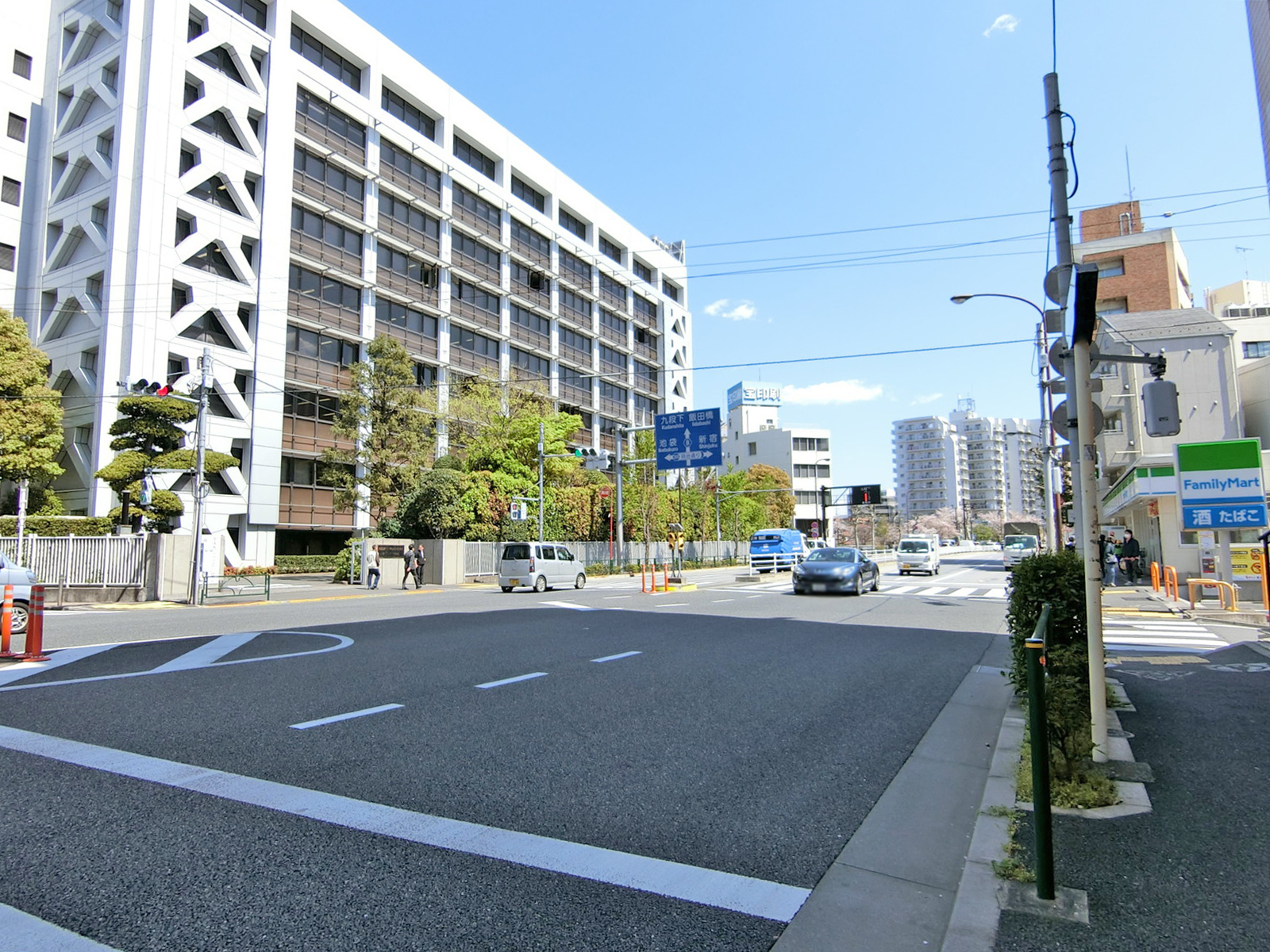 近くの新目白通り