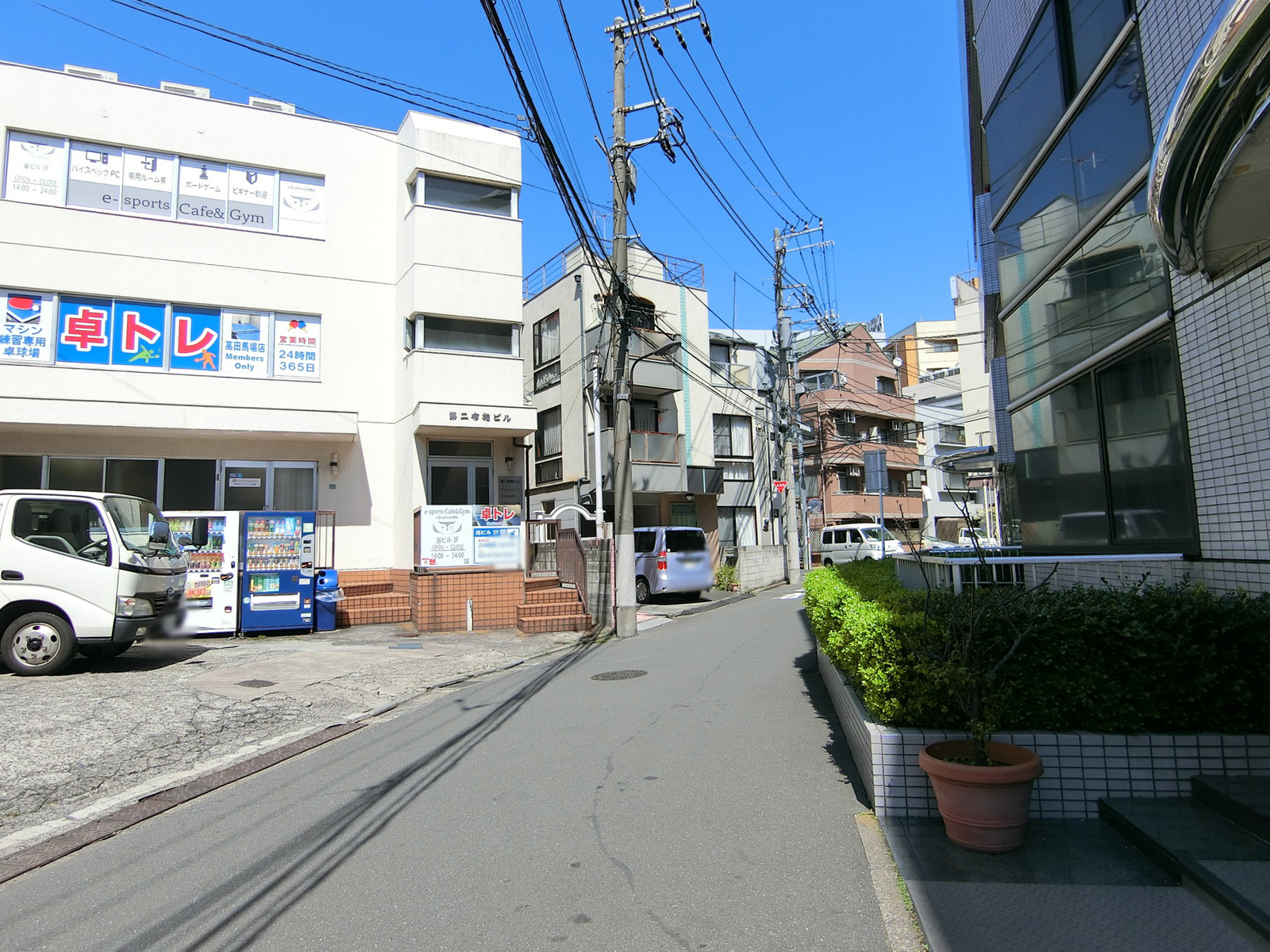 布施ビル本館 前面の通り