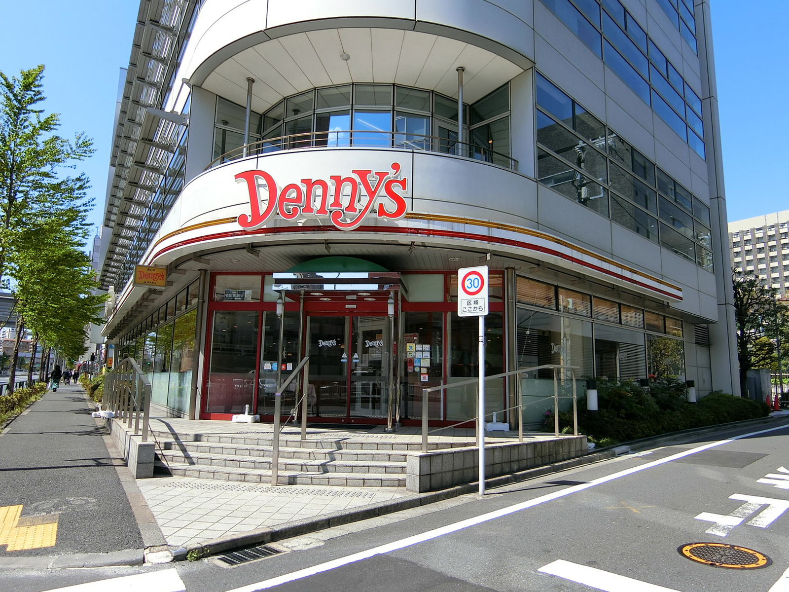 徒歩3分のデニーズ高田馬場店