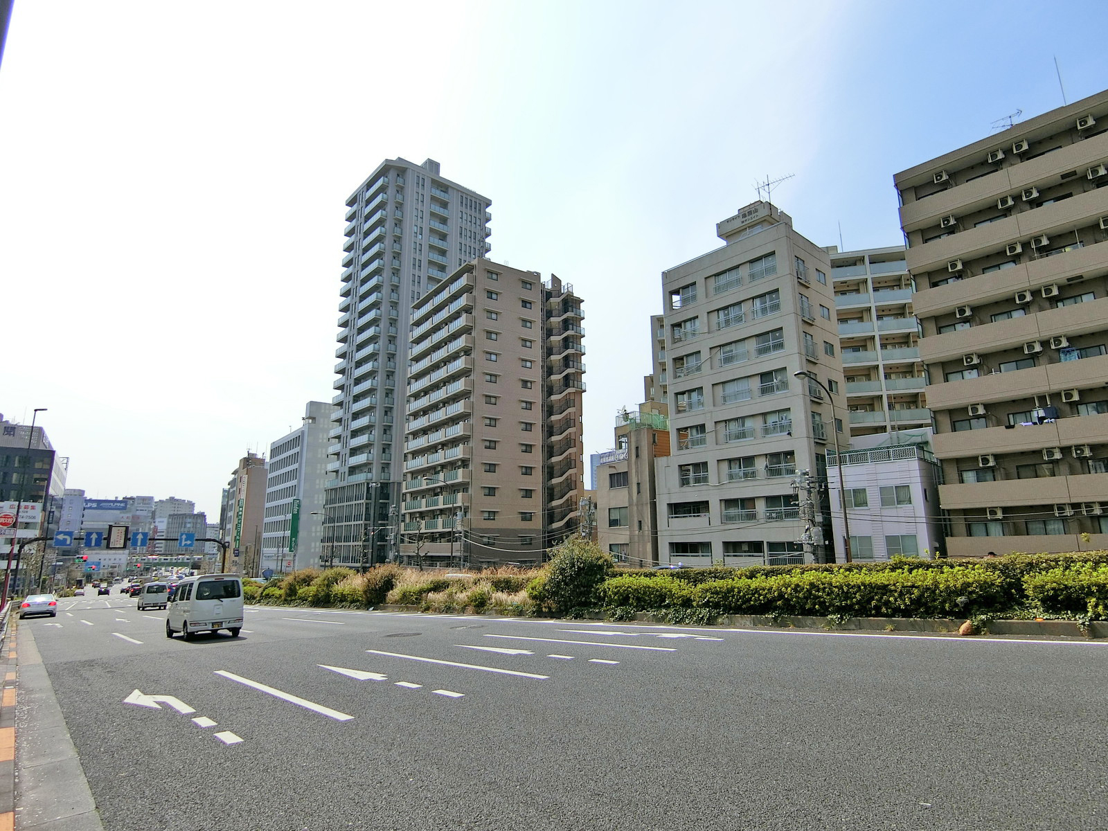 桜田通り沿いに立地