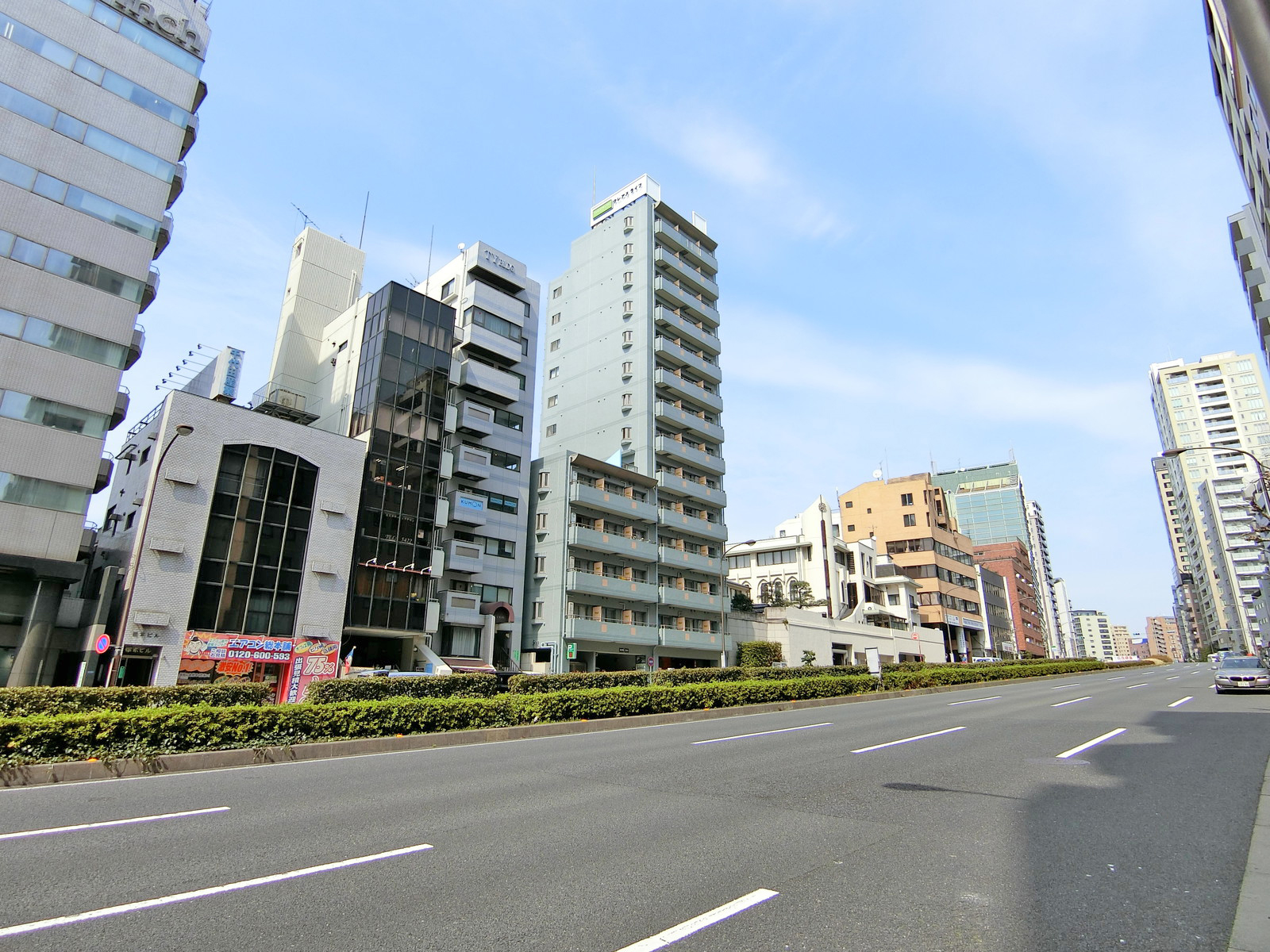 桜田通り沿いに立地