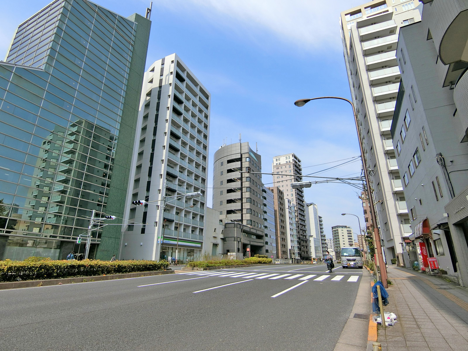 桜田通り沿いに立地