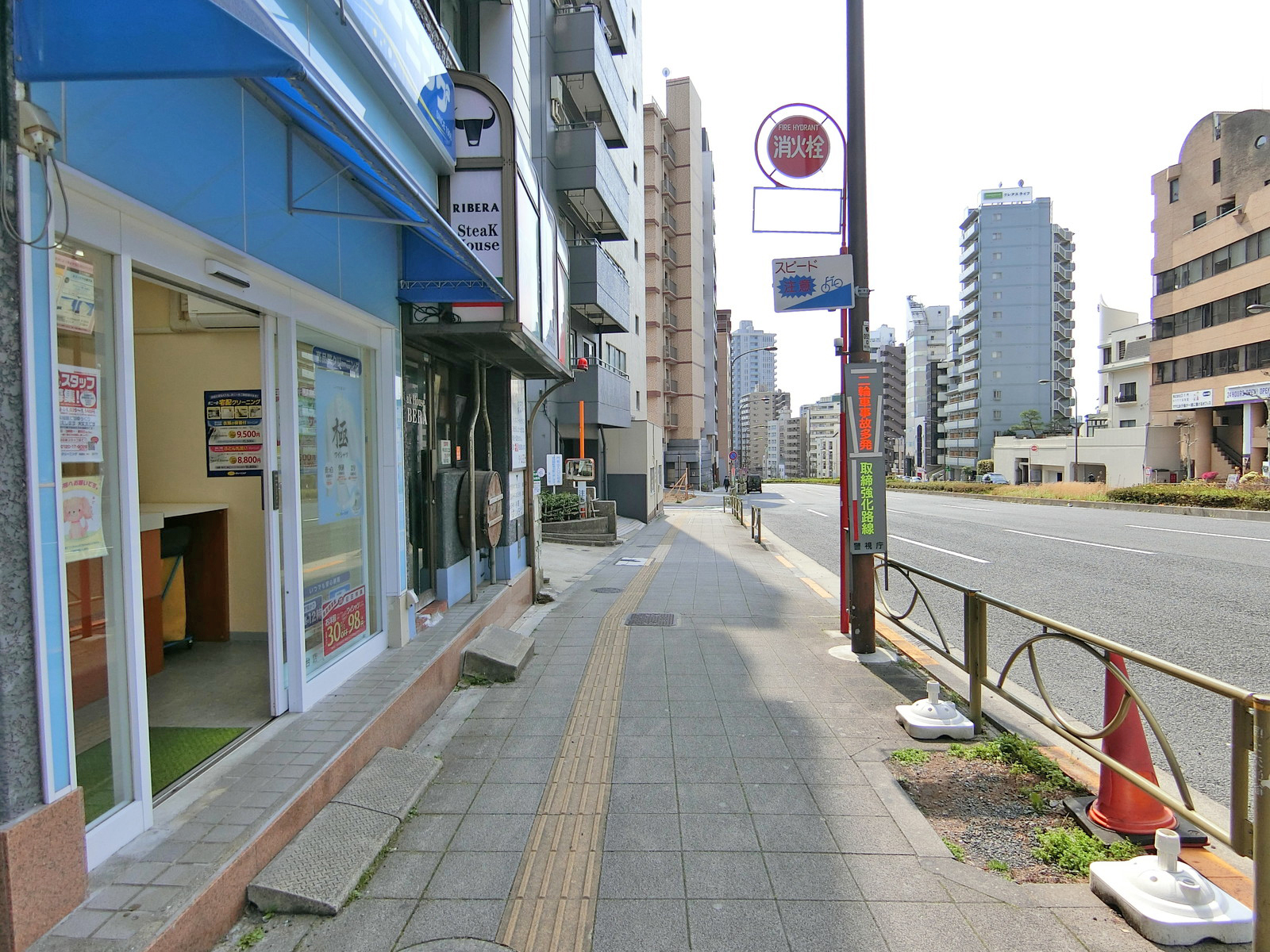 新倉ビル2号館前面の通り