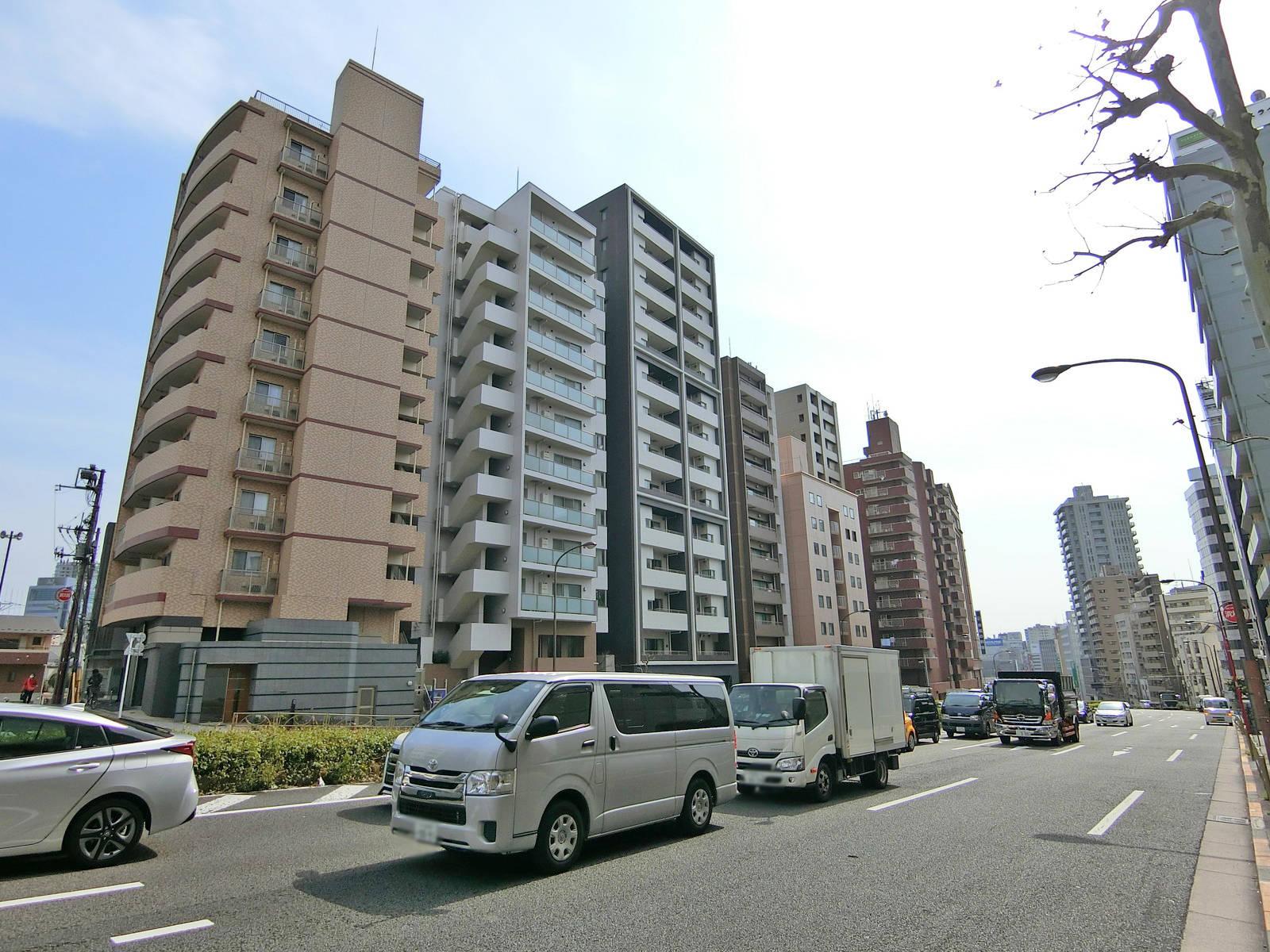 桜田通り沿いに立地
