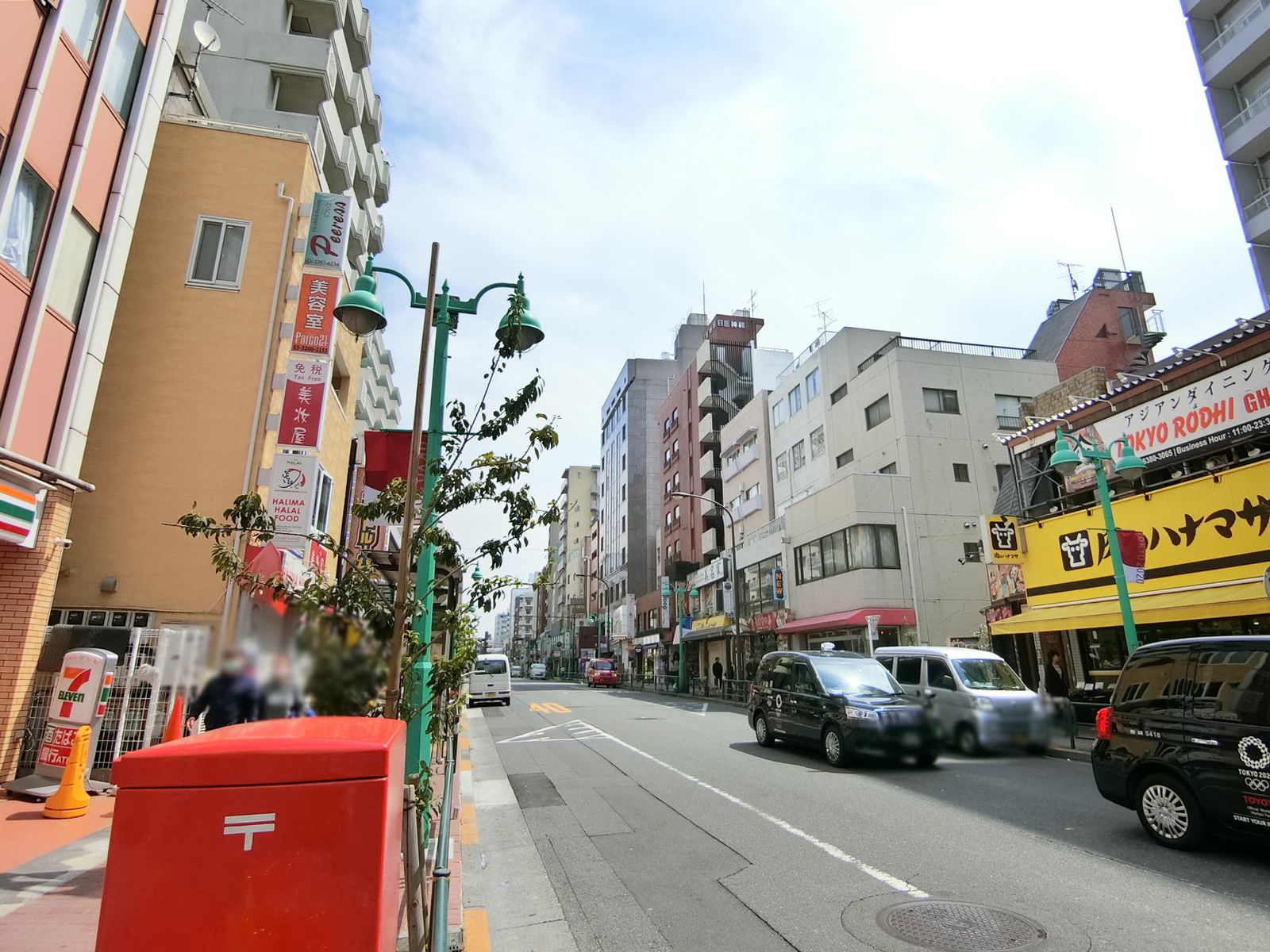 いせ市ビル前面の大久保通り