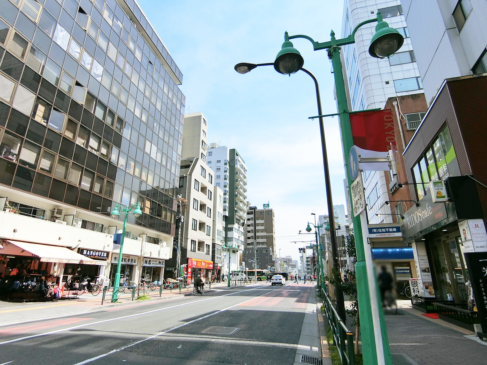 大久保フジビル前面の大久保通り