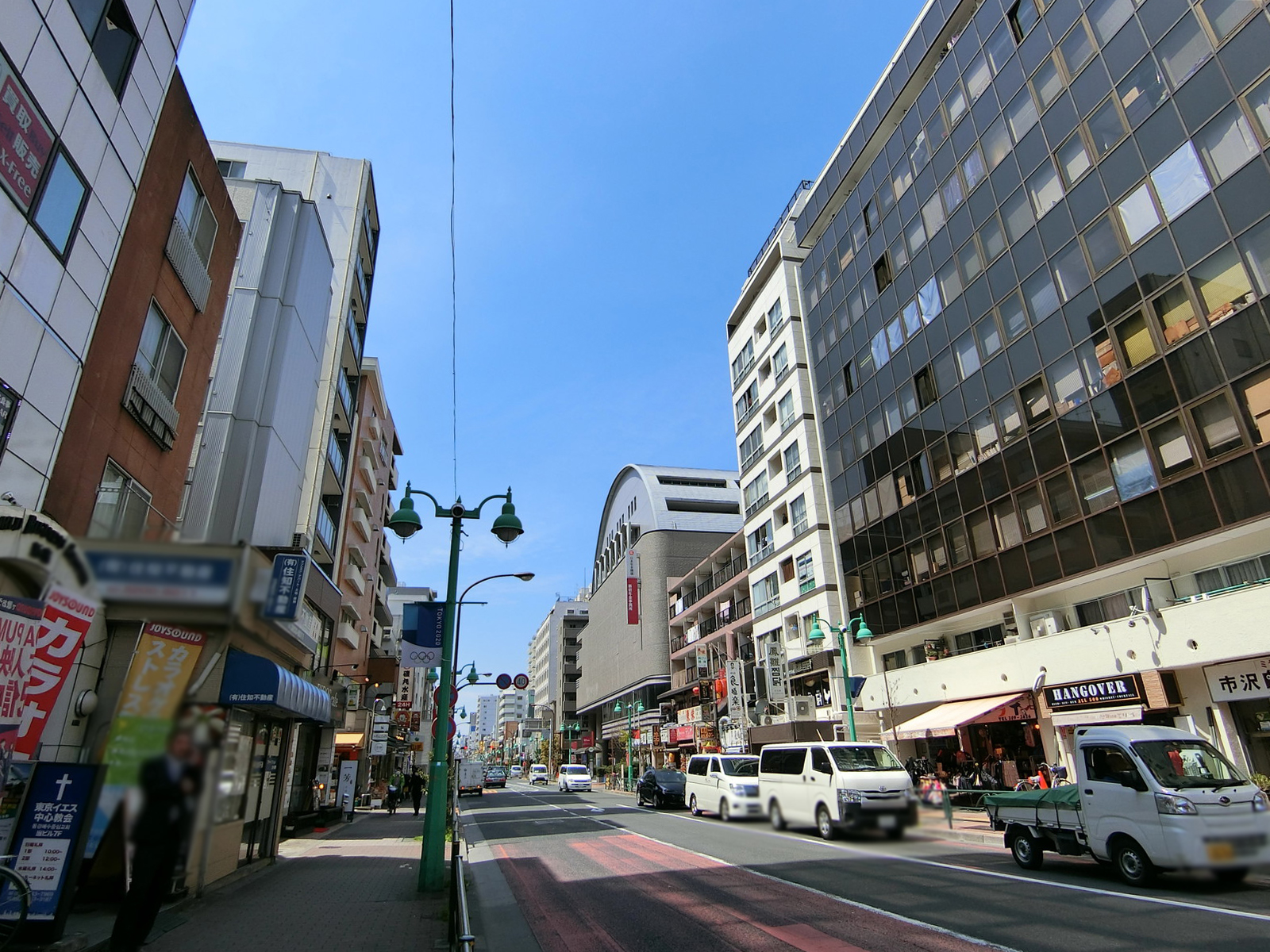 アクロス東新宿前面の大久保通り