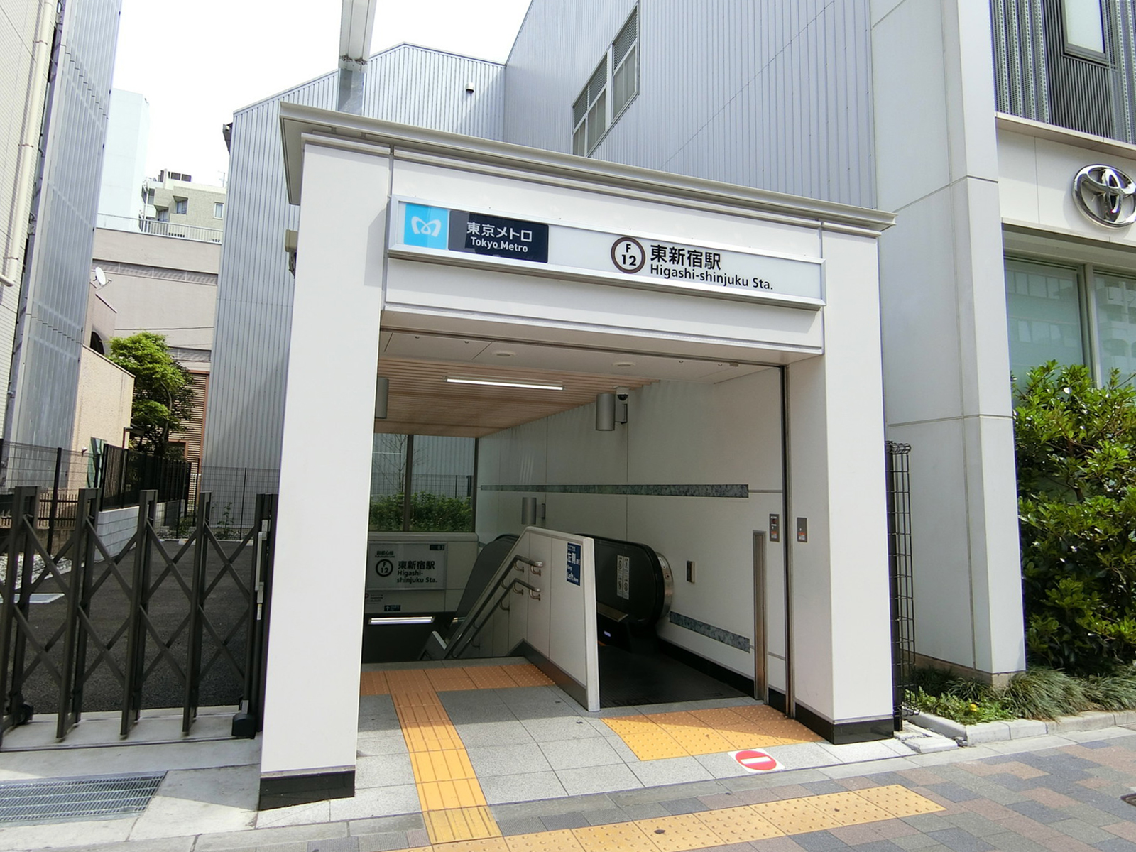最寄りの「東新宿駅」