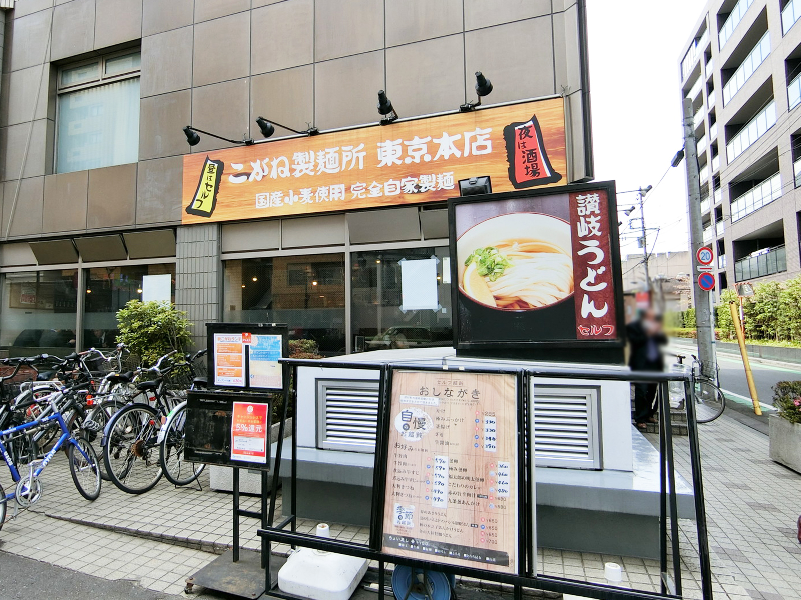 明治通りまで出ると飲食店あり