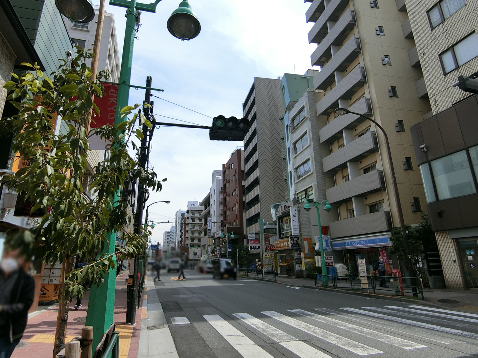 北原ビル前面の大久保通り