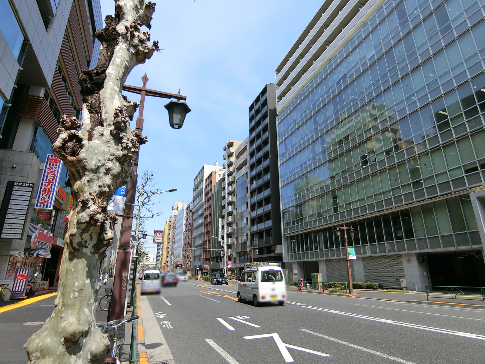 22山京ビル前面の明治通り