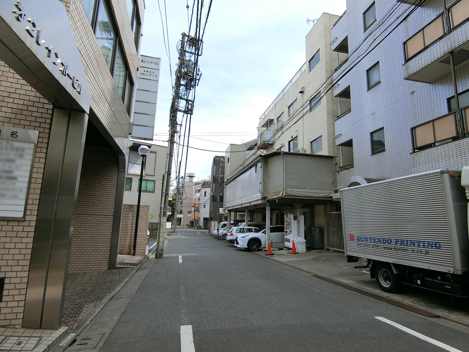 第2新開発ビル前面の通り