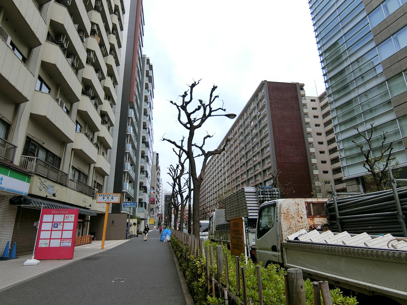 正栄プラザ前面の通り